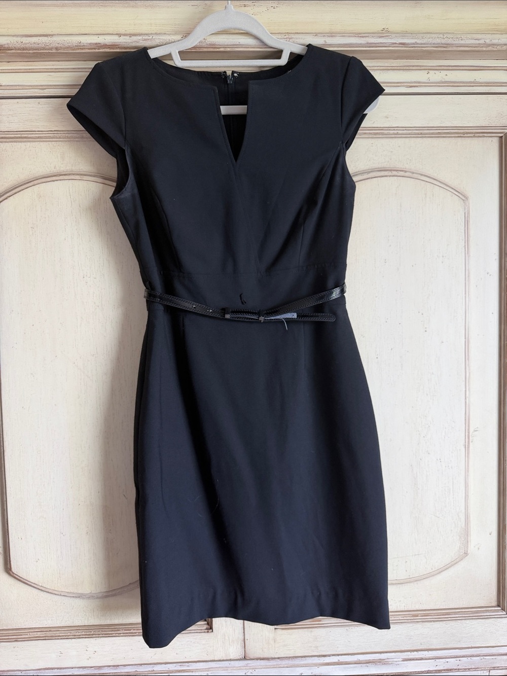 ANTONIO MELANI Black Cap-Sleeve Sheath Dress with Slim Belt